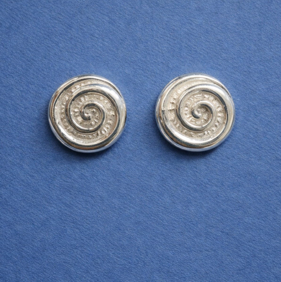 Nautilus stud earrings